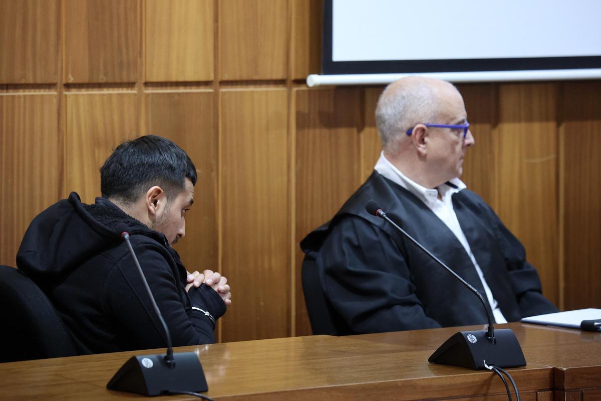 Johan Styven entrelaza los dedos, a la derecha de su abogado, Caballero Salinas, en su juicio en la Audiencia Provincial.