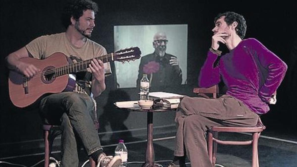 Jan Vilanova (derecha) y el guitarrista Albert Casanovas, en el montaje.