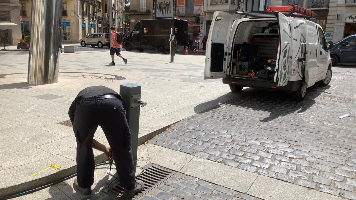 La brigada està instal•lant fonts addicionals a la ciutat per l&#039;onada de calor