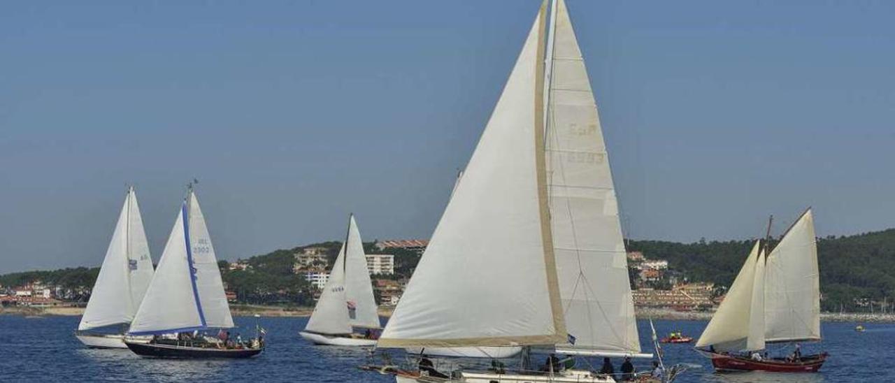 Un momento de la anterior regata de barcos clásicos y de época. // Muñiz