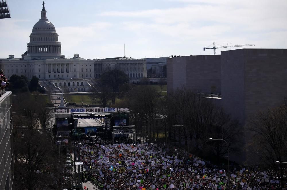 Miles de personas se han manifestado en Washington contra la venta de armas.