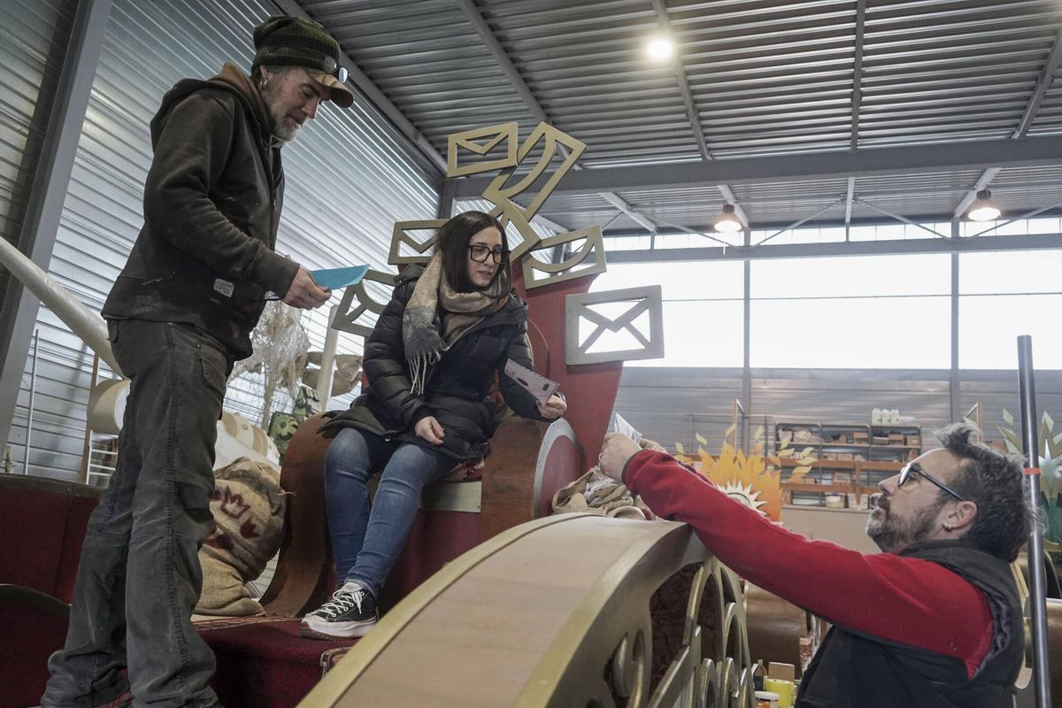 Així es fa el muntatge de les carrosses per a la Cavalcada de Reis de Manresa