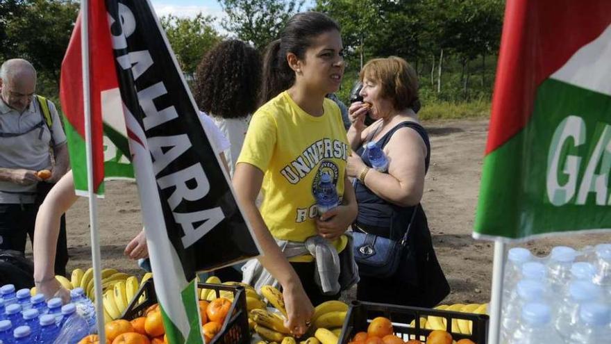 Avituallamiento de la &quot;andaina&quot; organizada hace dos semanas en Vilanova para recaudar fondos. / N.Parga