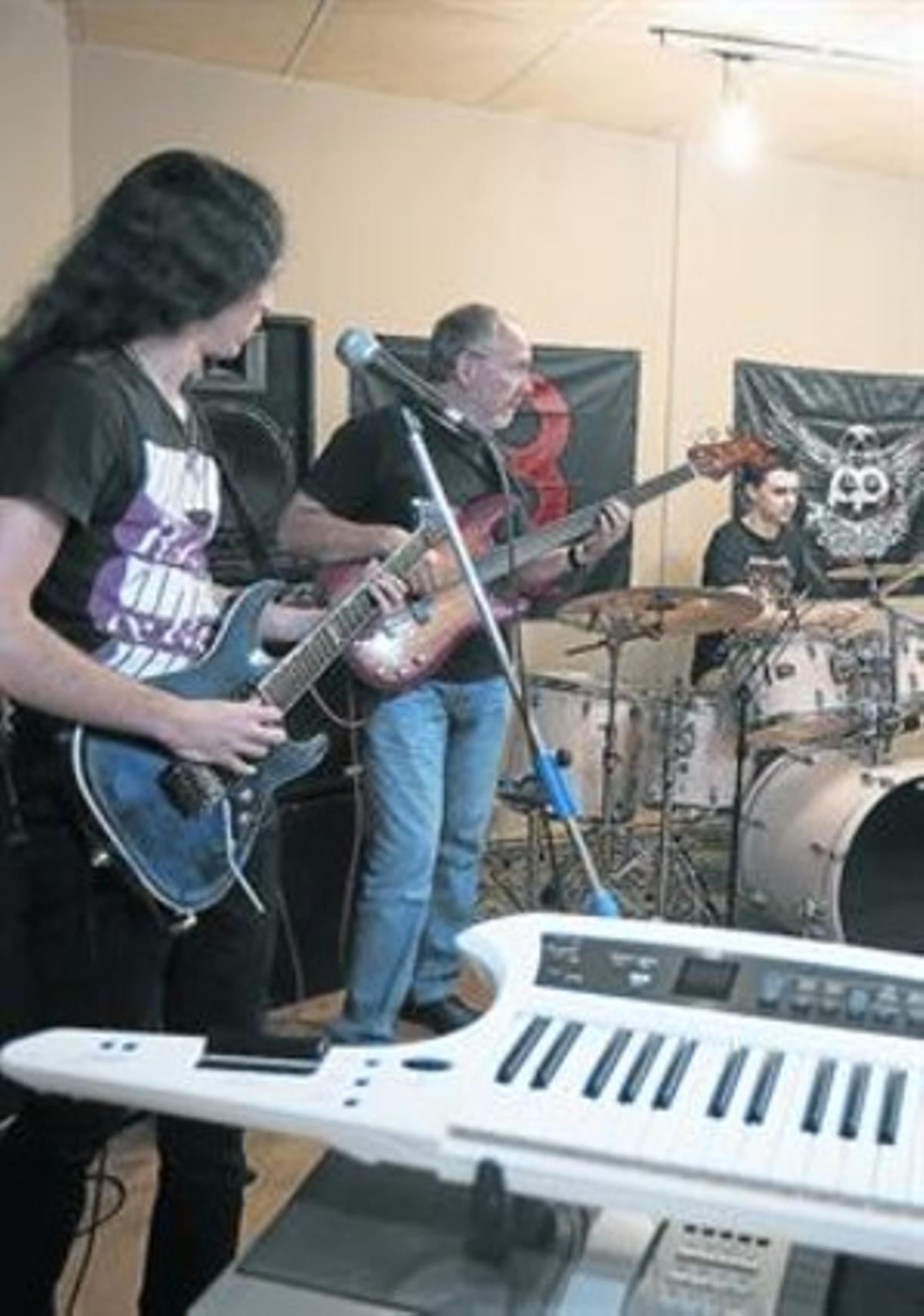 Assaig 8 Galindo (esquerra) i dos alumnes més del grau de rock.