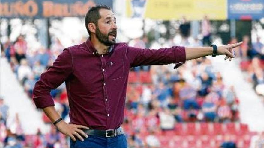 Pablo Machín donant ordres als seus jugadors durant el Girona-Llagostera de diumenge passat.