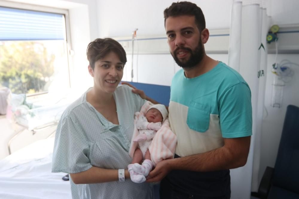 La pequeña Julia con sus padres, Estrella Morales y Juan Vázquez.