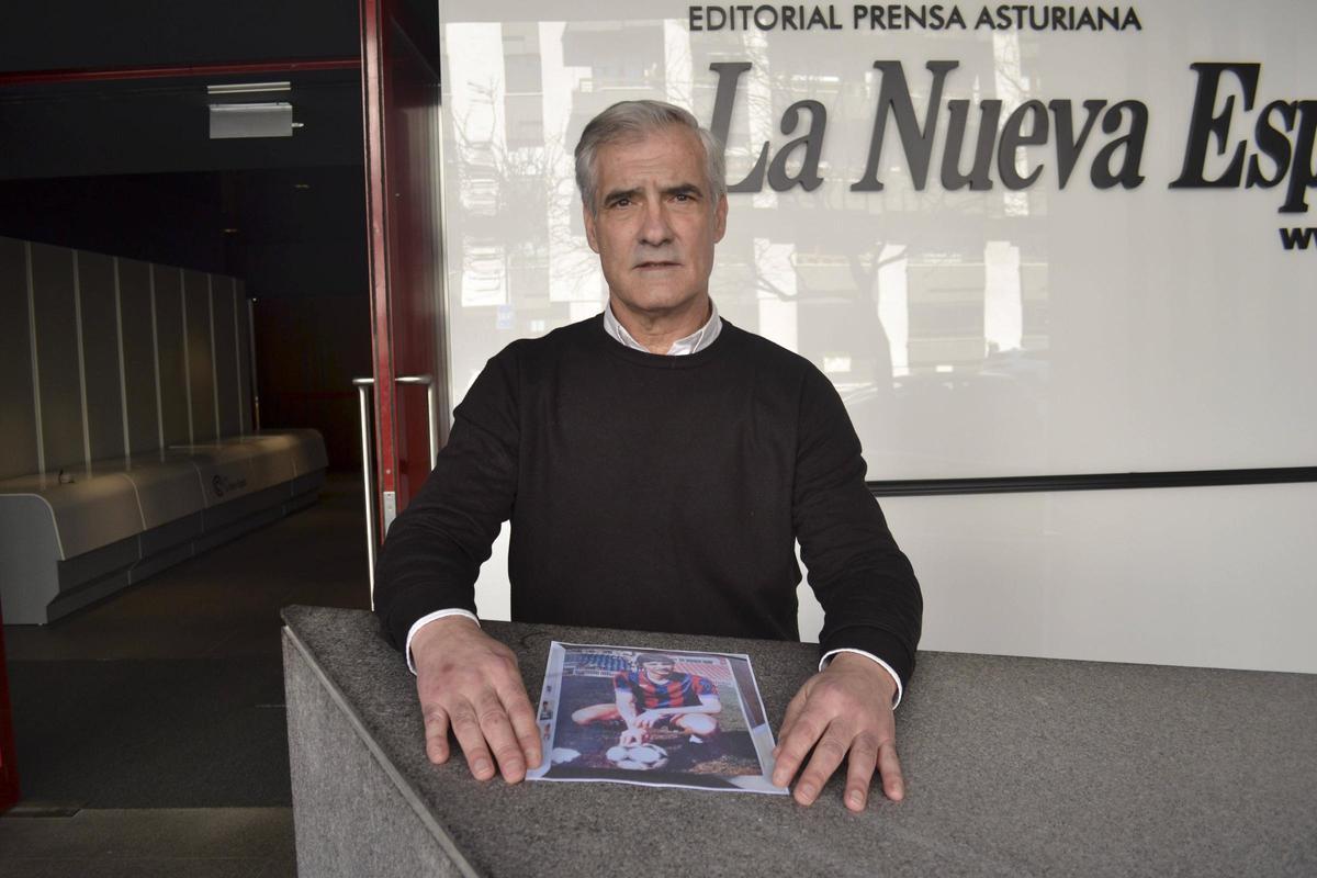 Ondina, con una foto de Cruyff en el Levante