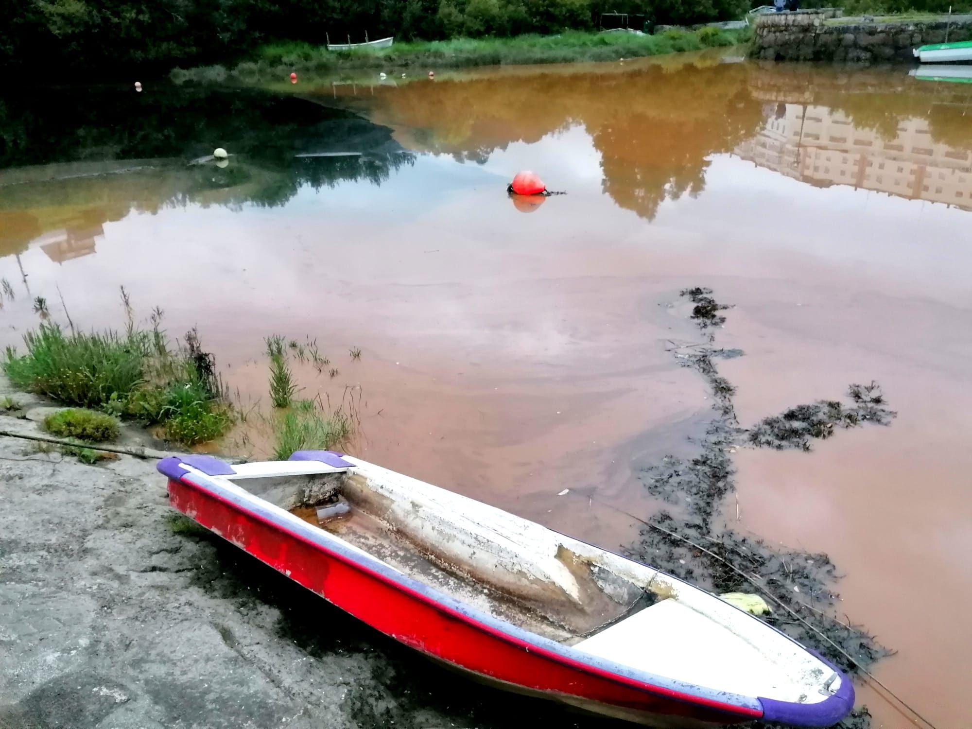 Vertido en Betanzos en la desembocadura del río Pelamios