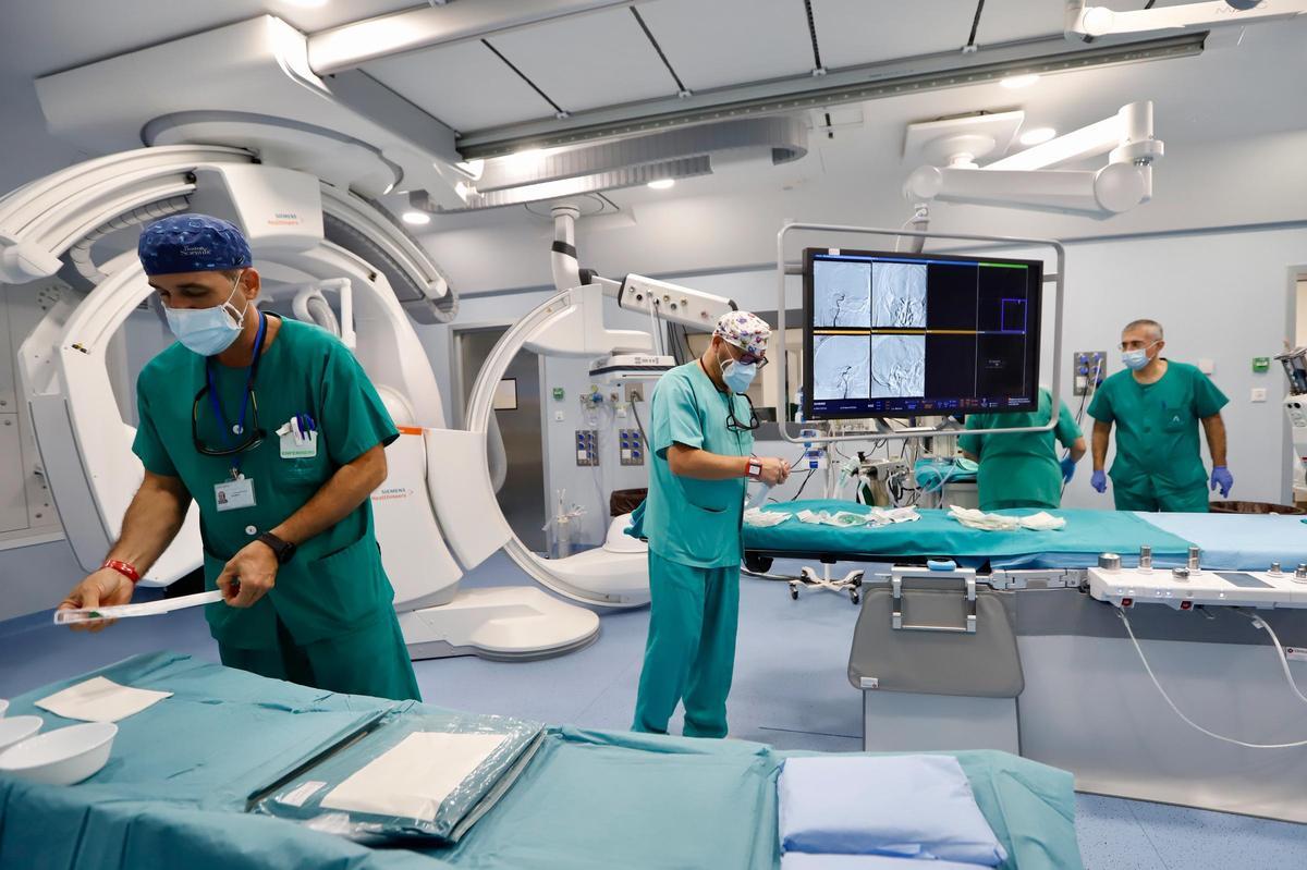 Quirófano híbrido con angiógrafo biplano, que es una infraestructura clave para el diagnóstico y tratamiento de patologías neurovasculares como el ictus.