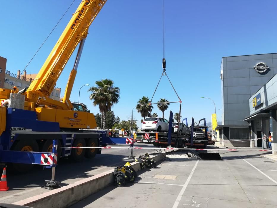 Un trailer cargado de coches del concesionario de Opel ocasionó un boquete en la calzada y tuvo que ser rescatado por una grúa de grandes dimensiones