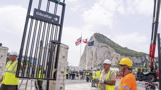 Weg mit den Barrieren: Gemütlich und festlich lief der historische Akt ab.  | FOTO: EFE/ROMÁN RÍOS