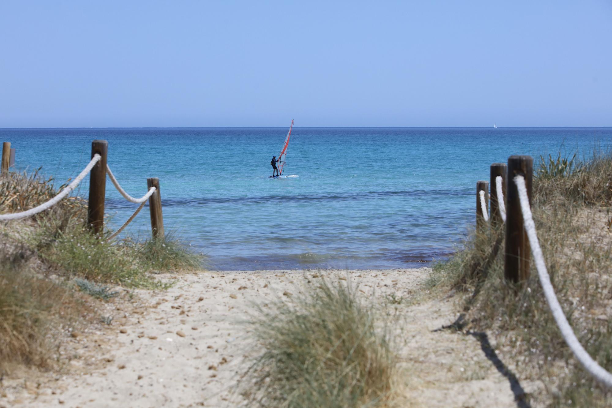 Son Serra de Marina auf Mallorca: Urlaubsfeeling am Naturstrand ohne Massenabfertigung