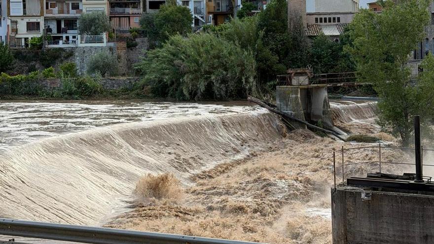 Rescaten quatre persones de dos cotxes atrapats al riu a Sallent a causa de les pluges