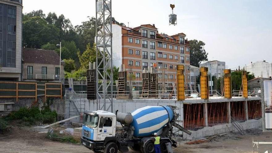 Edificio de viviendas en construcción en la calle Josefina Arruti, cerca del nudo de O Pino. // G. Santos