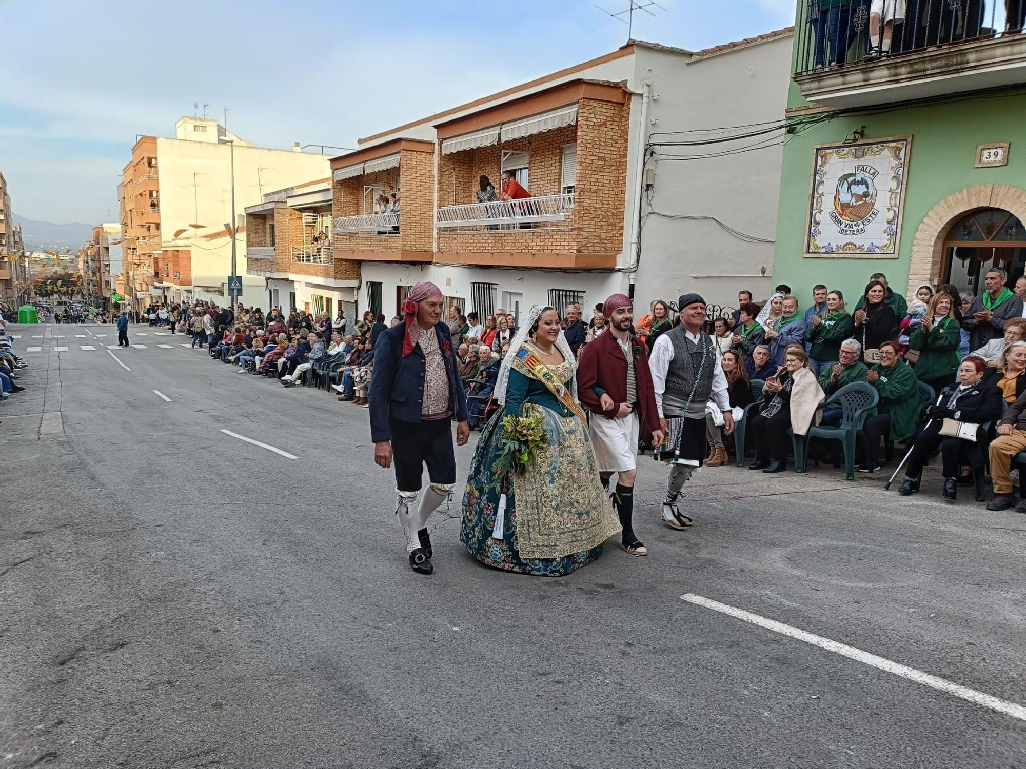 Las comisiones falleras de Bétera celebran su ofrenda