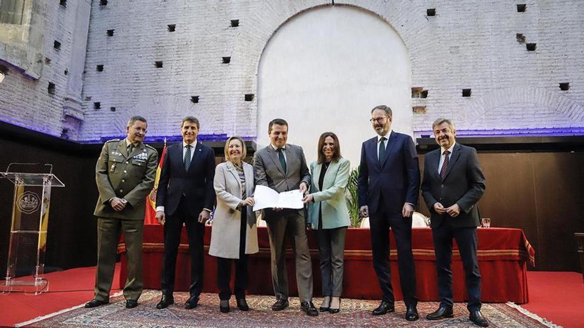 Autoridades en el acto de la firma de la cesión de los terrenos de la Base Logística del Ejército.