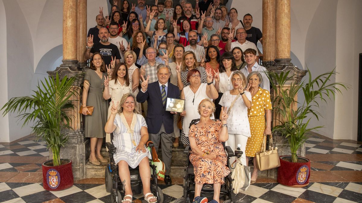 Foto de familia de la recepción a la Plataforma del Voluntariado por el presidente de la Diputación, Salvador Fuentes.