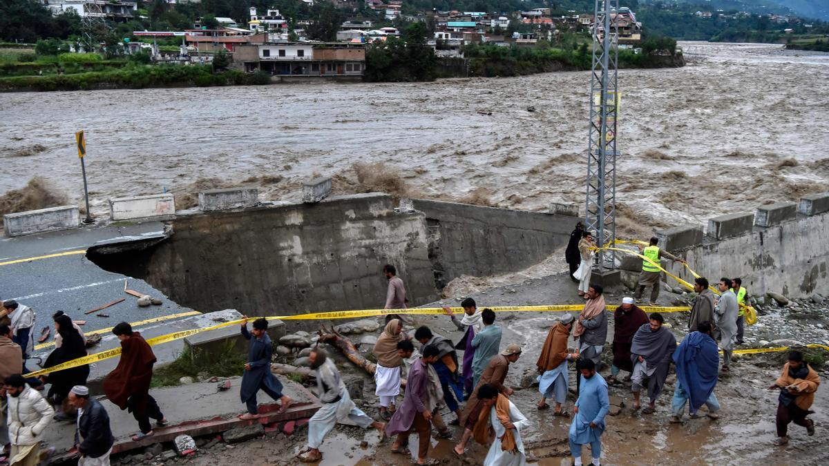 Una carretera dañada por las inundaciones en el norte de Pakistán.