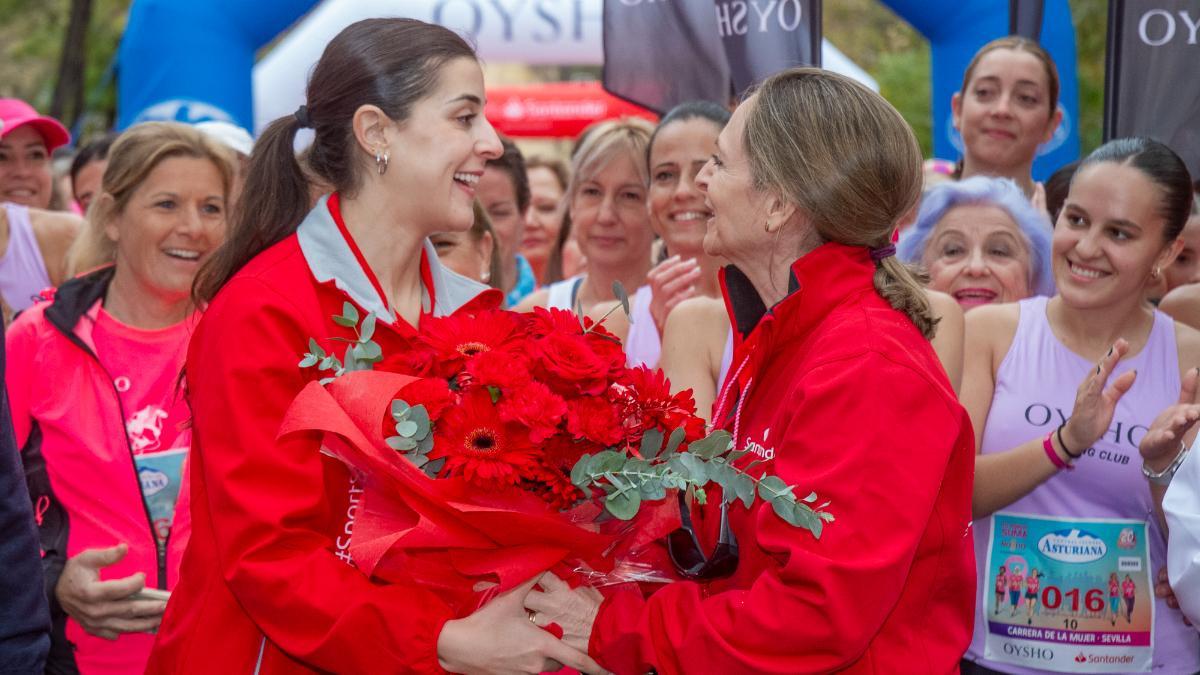 Carolina Marín recibió el homenaje de la ‘Marea Rosa’ en Sevilla
