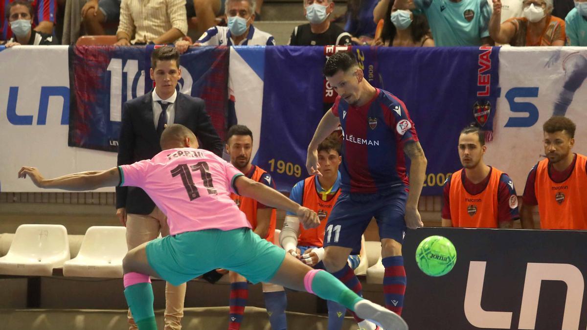 Gallo, en el segundo partido de los playoffs por el título ante el Barça en Paterna