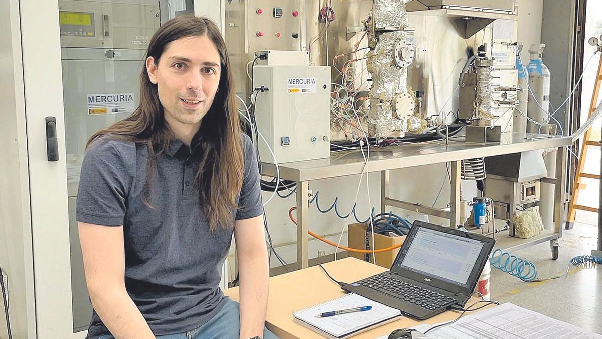 8 El físico e investigador de la Universidad de Zaragoza, Manuel Bailera, en el laboratorio de su grupo
