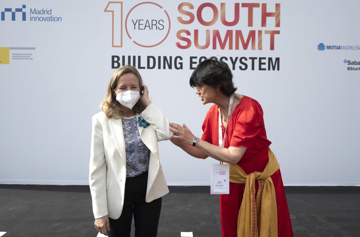 La ministra de Asuntos Económicos y Transformación Digital, Nadia Calviño, y la directora del South Summit, María Benjumea, durante la inauguración de South Summit Madrid 2022. 