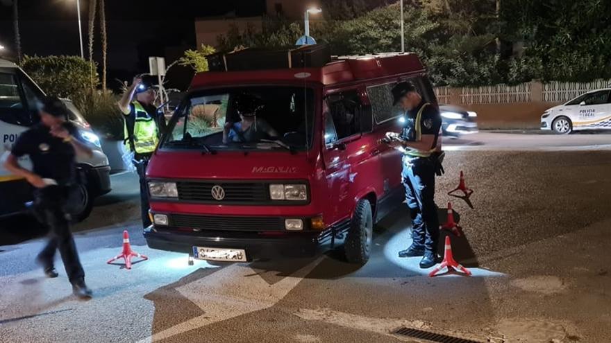 Agentes de la Policía Local de Sant Josep durante el control de alcohol y drogas.