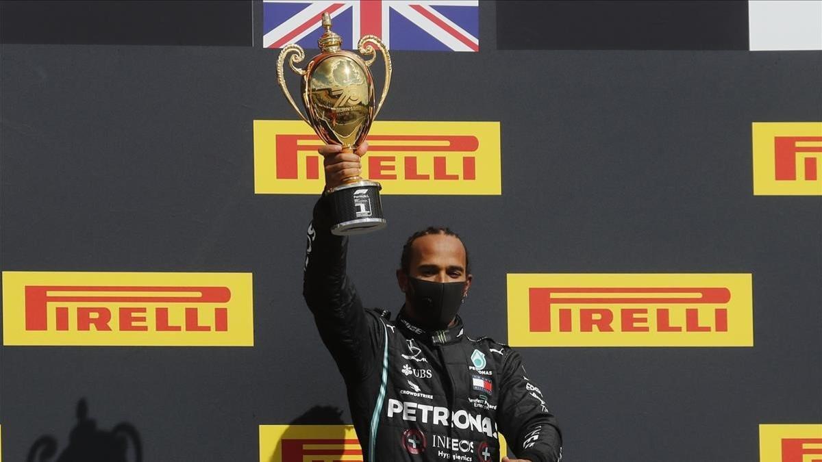 Lewis Hamilton (Mercedes) gana con tres ruedas en Silverstone