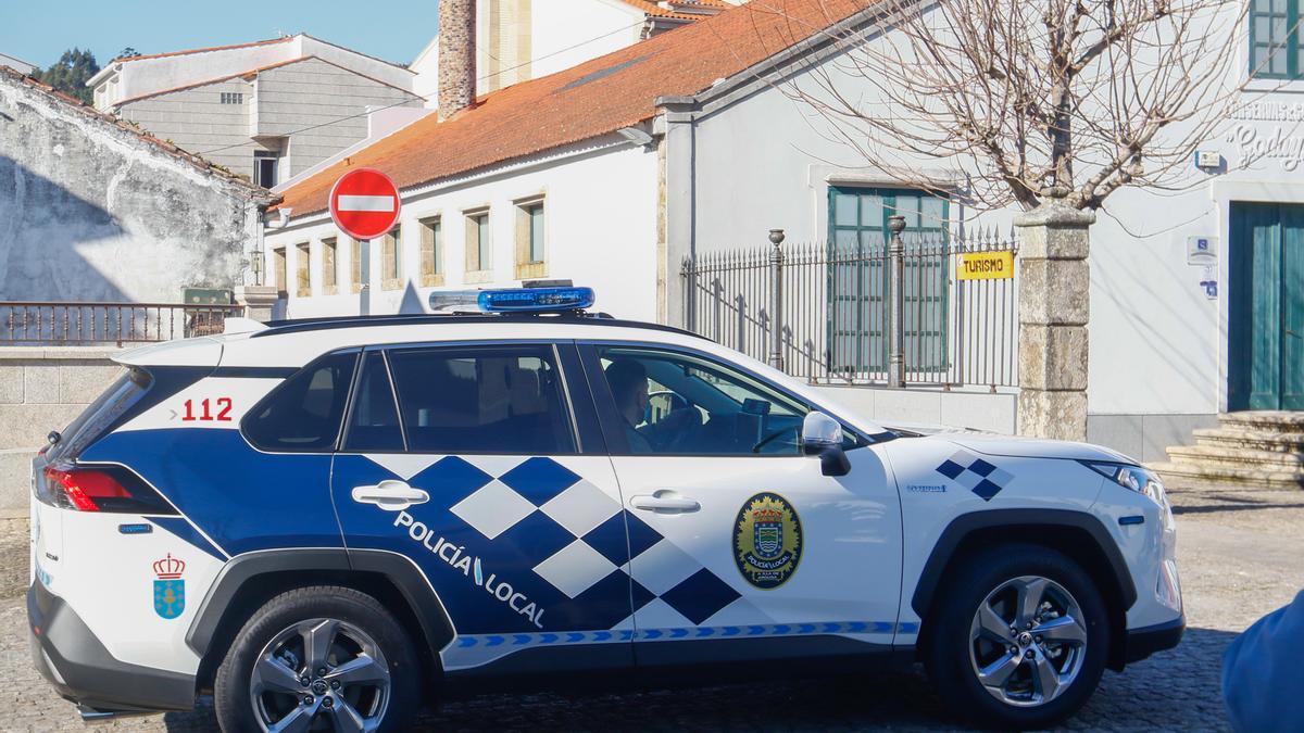 Vehículo de la Policía Local de A Illa de Arousa.