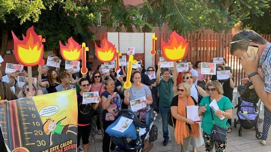 Un grupo de padres protesta ante el CEIP Santa María de Gracia