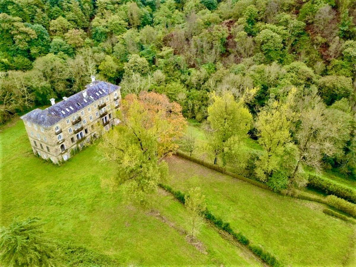 Vista de dron de la casona de Sestelo.