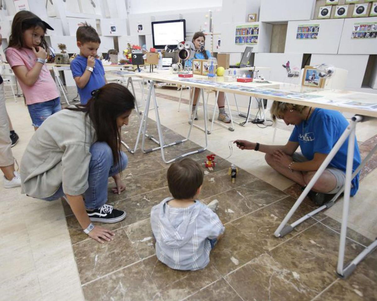 Clase de robots en el Maker Faire Galicia 2023  / a. h.