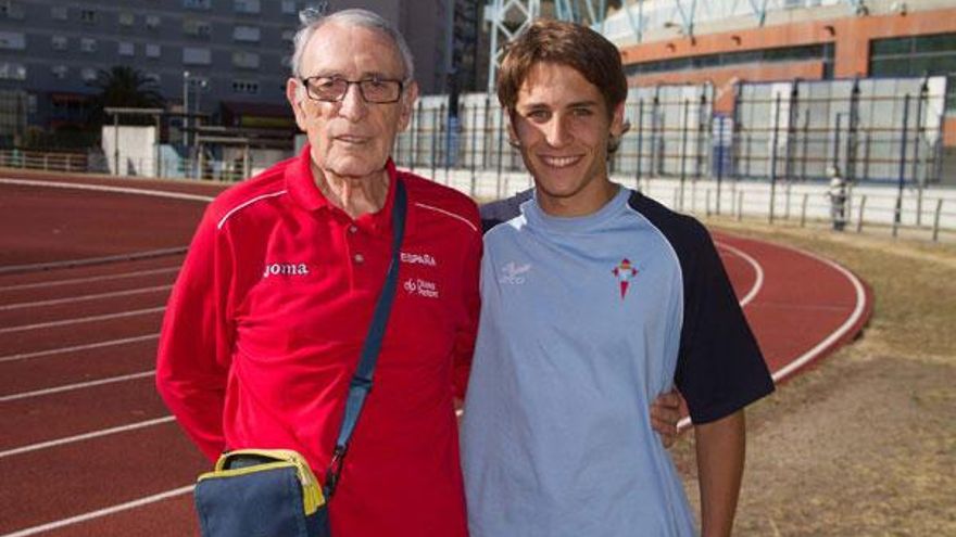 Alfonso Ortega y Gonzalo Basconcelo, ayer, en las pistas de atletismo de Balaídos. // A.Irago