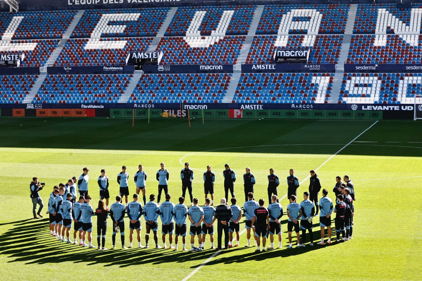 Minuto de silencio del Levante UD en el Ciutat de València por la tragedia del incendio