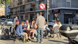 La viral "salida a la fresca" de turistas en el barrio de Aiora se transforma en un encendido debate