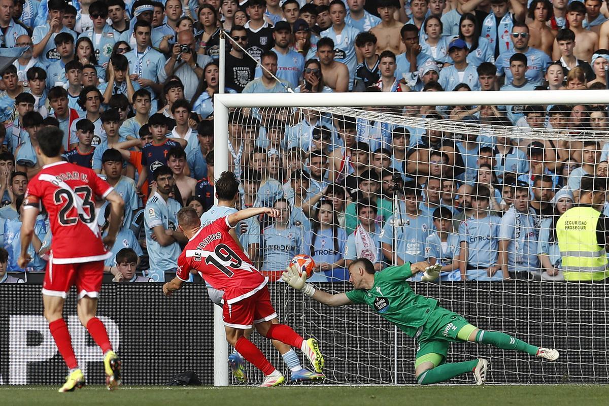VIGO (PONTEVEDRA), 18/05/2025.- El centrocampista del Rayo Jorge de Frutos (2i) consigue el segundo gol de su equipo durante el partido de la jornada 37 de LaLiga entre el Celta de Vigo y el Rayo Vallecano, este domingo en el estadio de Balaídos, en Vigo. EFE / Salvador Sas