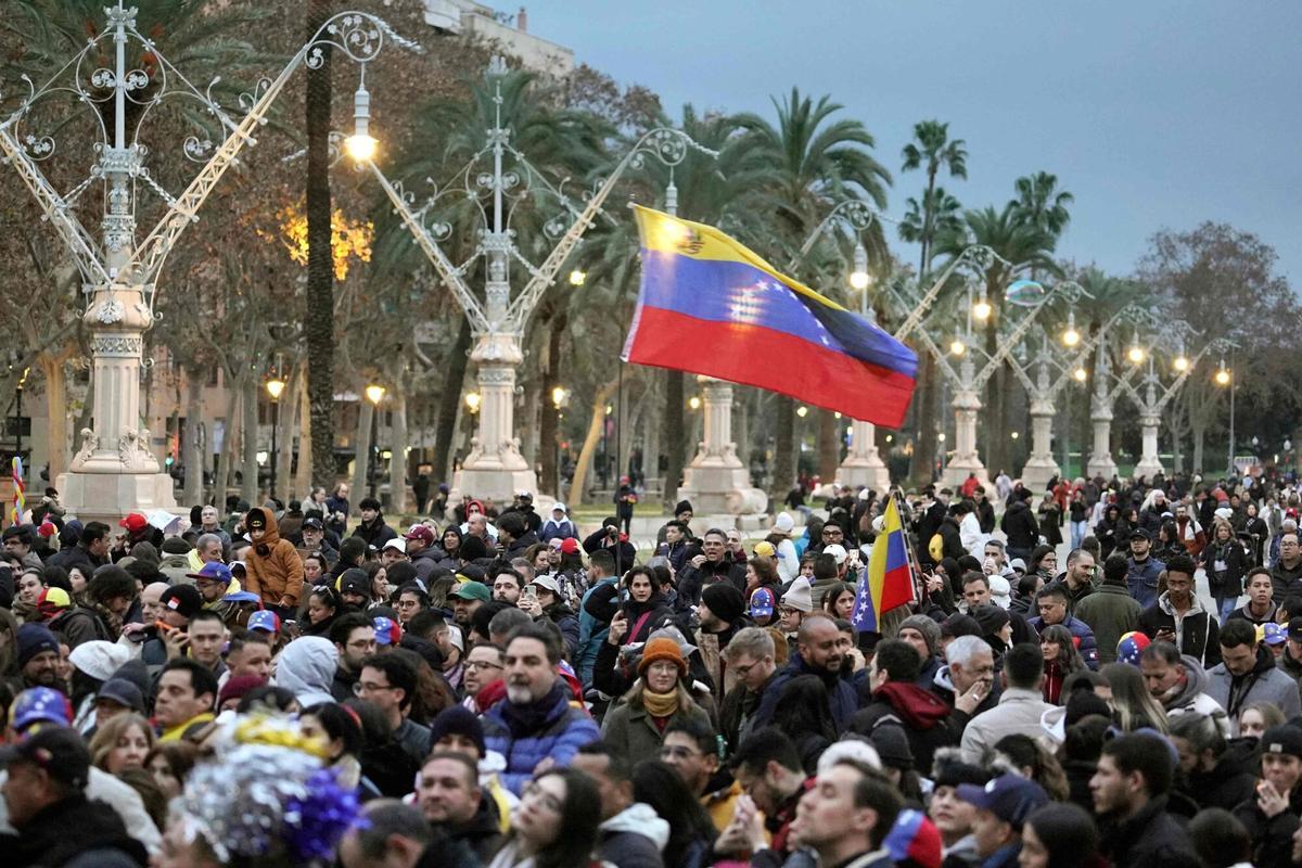Manifestantes participan en una manifestación en apoyo al pueblo venezolano tras la operación militar estadounidense en Venezuela para capturar al presidente venezolano, en Barcelona, el 4 de enero de 2026.