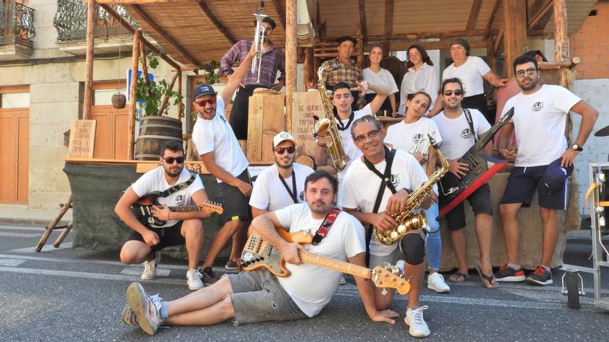 Charangas y carrozas protagonizaron ayer la Festa da Vendima de Leiro. |   // FERNANDO CASANOVA