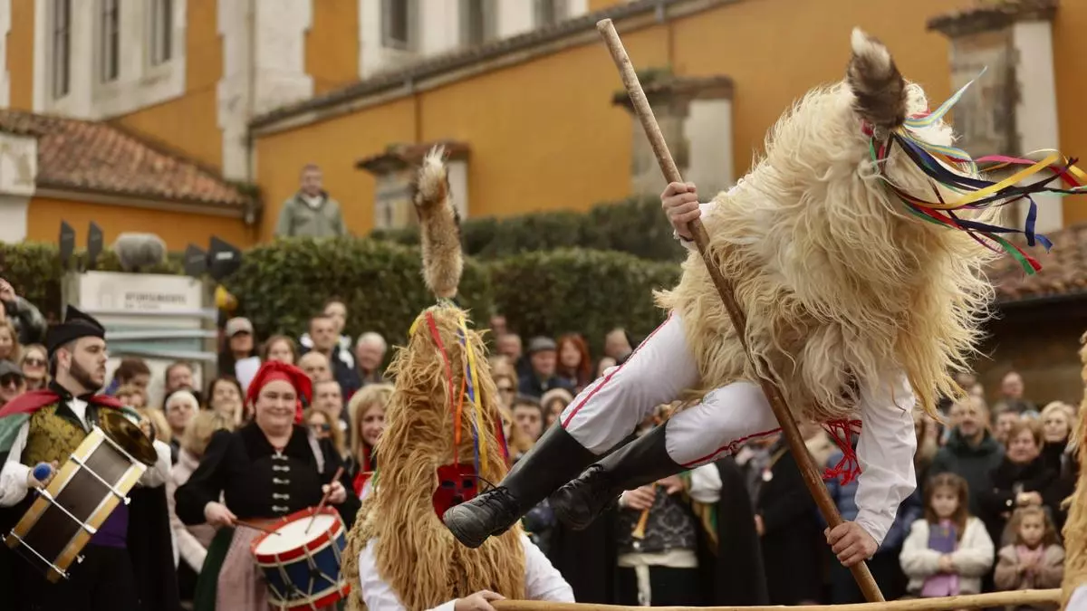 Domingo de Sidros y Comedies reivindicativo en Valdesoto, que reclama un museo para conservar y difundir esta fiesta y la de les carroces