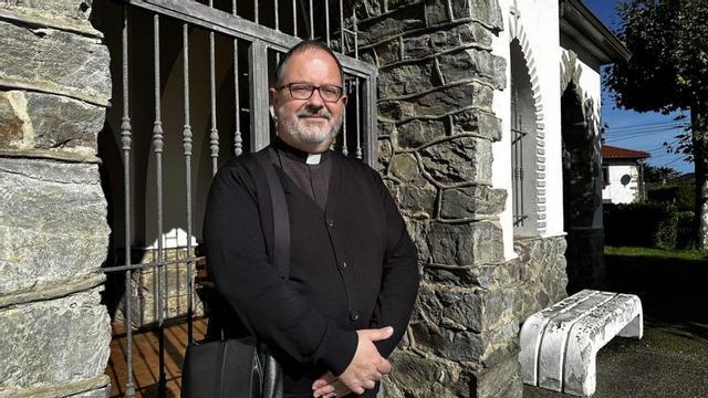 Francisco Javier Torres, a las puertas de la iglesia de Cadavedo. | A. M. Serrano