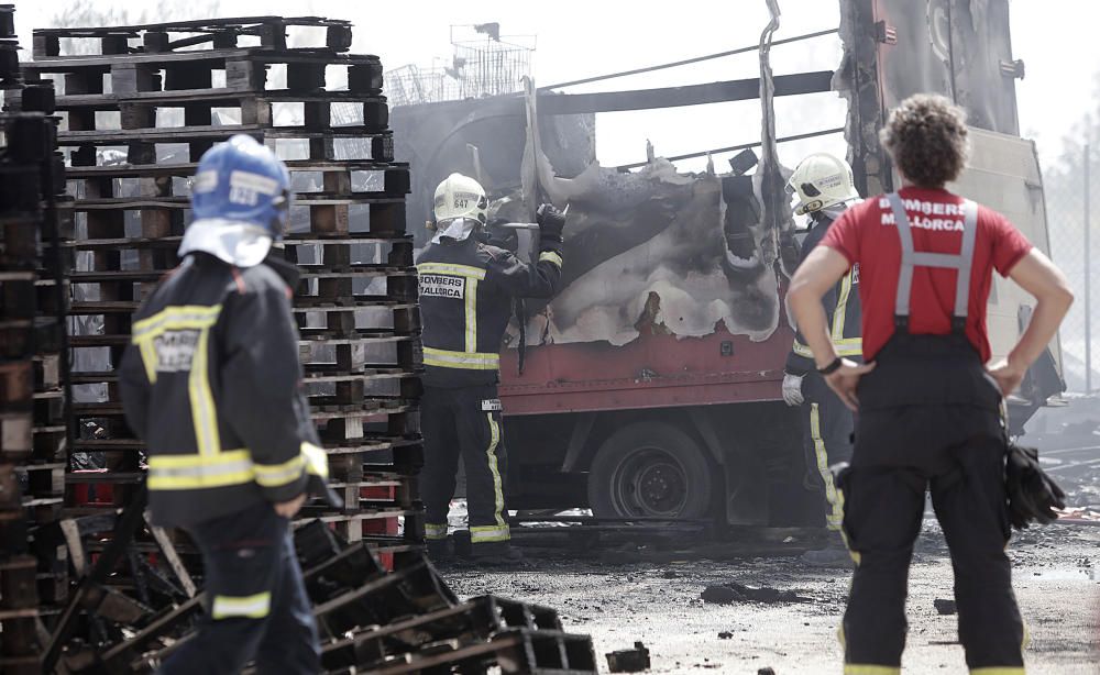 Extinguido el incendio en una nave del polígono Son Llaüt