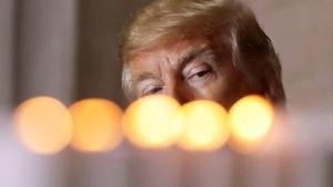Trump observa unas velas en el Museo del Holocausto de Washington.