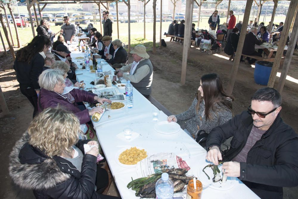 Famílies vingudes d''arreu de la Catalunya central i també de fora comparteixen àpat amb Manresa amb productes de la terra