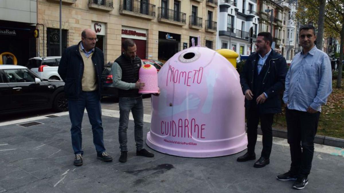 El gerente de Ecovidrio en Asturias, Germán Fernández; el alcalde de Siero, Ángel García; el técnico municipal José Antonio Martínez, y el concejal de Medio Ambiente, Javier Rodríguez Morán, ayer. | R. S. A.