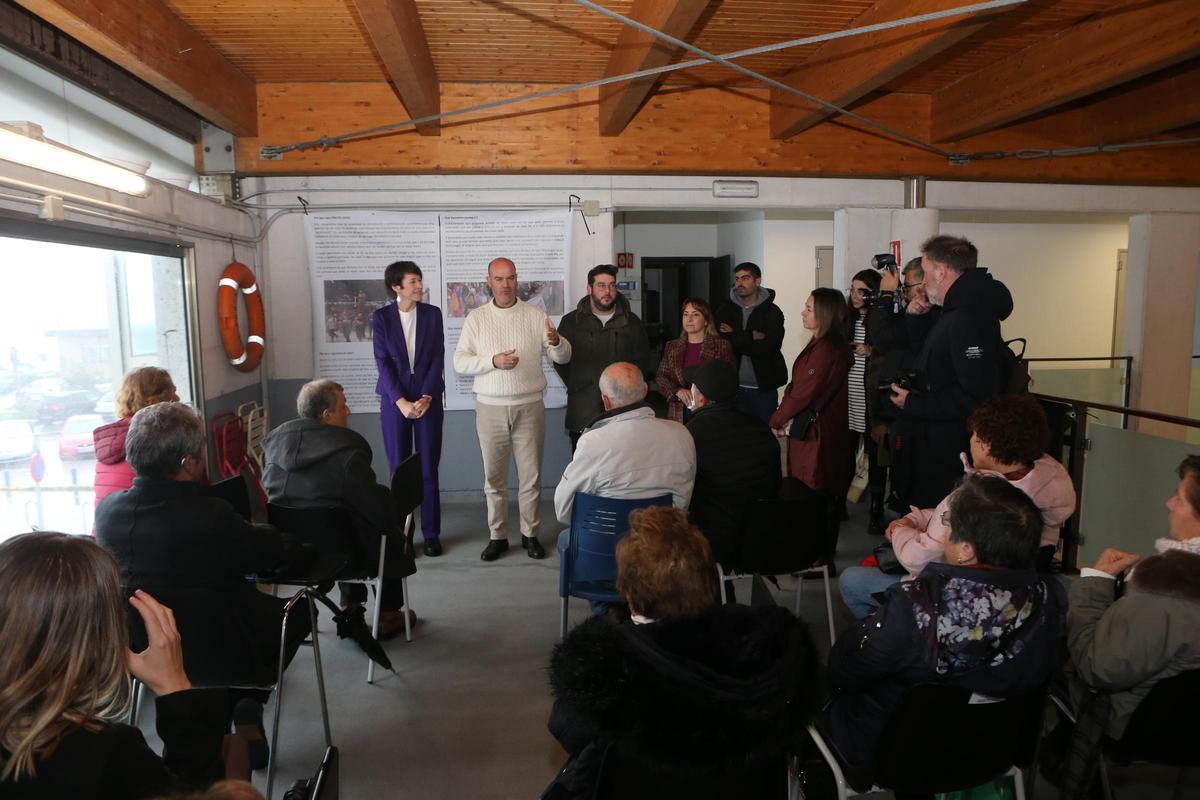 El alcalde de Bueu, Félix Juncal, interviene ante los vecinos de Ons antes de dar paso a la candidata del BNG a la Xunta de Galicia, Ana Pontón.