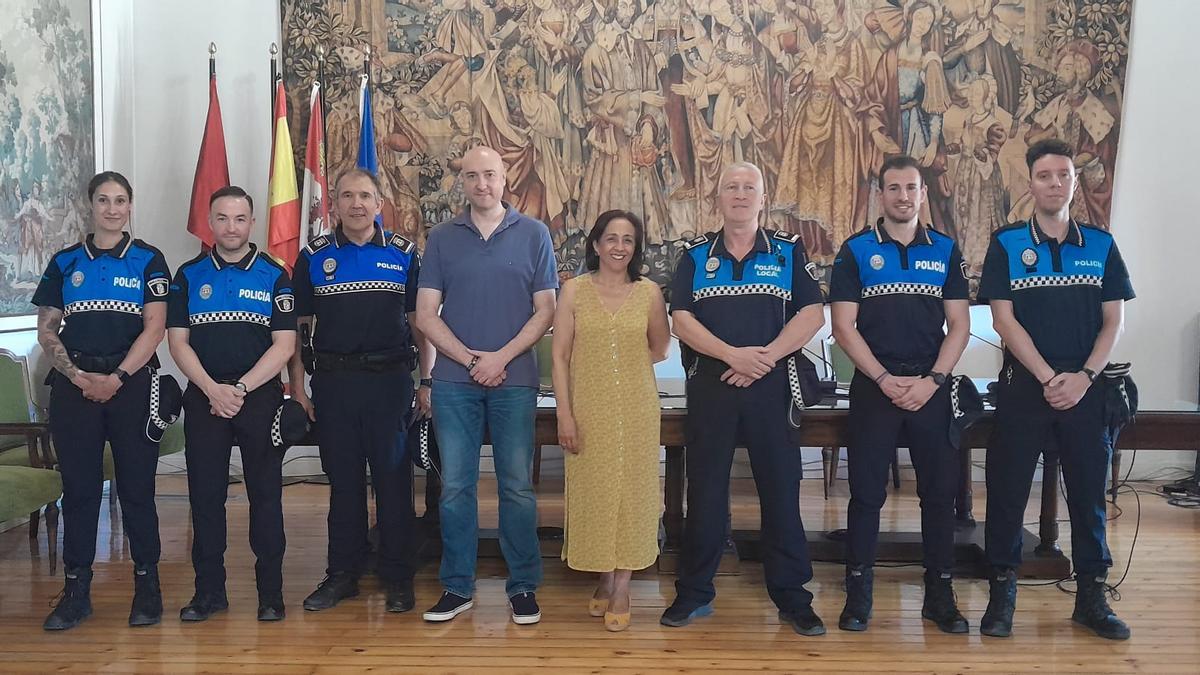Los nuevos agentes de la Policía Local de Toro posan en el Ayuntamiento junto con la alcaldesa y el edil de Seguridad Ciudadana.