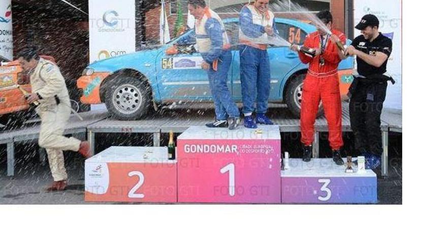 Álvaro Vila y Arturo Cota, en el podio del Rally de Gondomar. // FdV