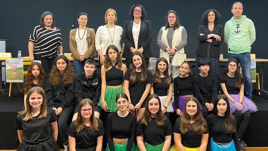 Munícipes, docentes y jóvenes actrices en la presentación del Festival de Teatro Escolar en Teo