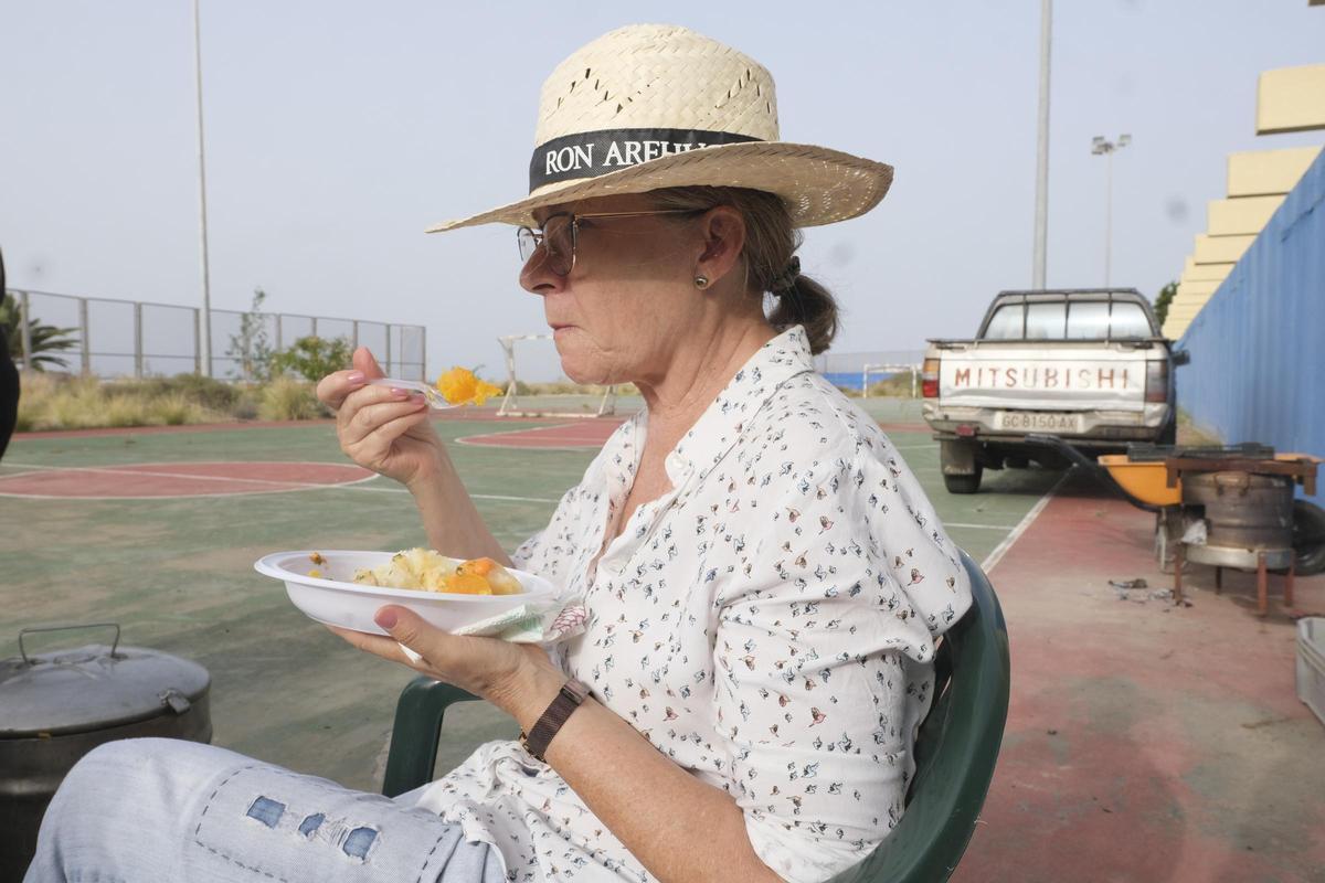 Puri Ramírez disfrutando del sancocho comunitario