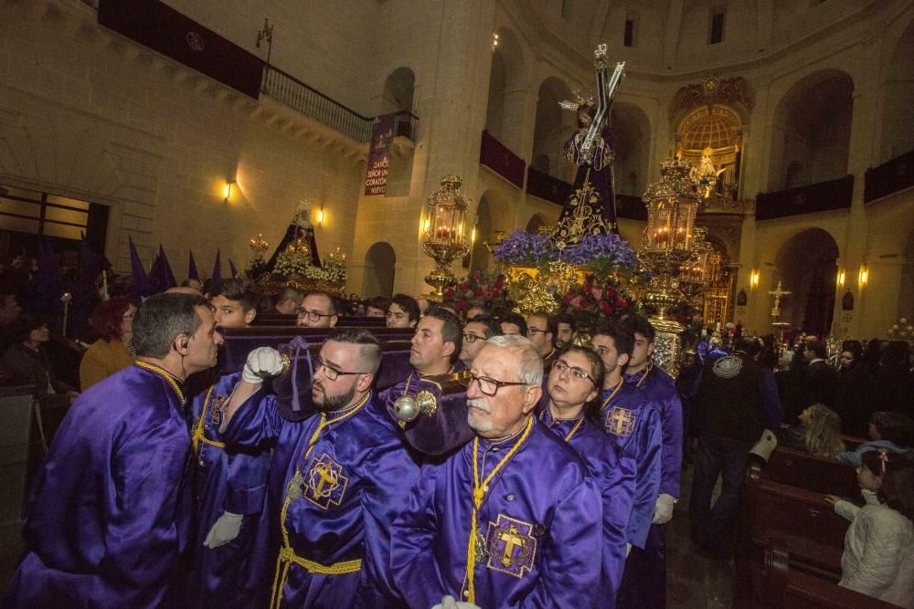 El Nazareno lució anoche una nueva canastilla revestida de pan de oro y la parihuela de su trono original recién estrenada